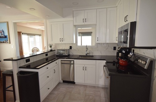 Lorain House | LAKESIDE RETREAT-Overlooking the scenic beauty of Lake Erie, Lorain,Ohio