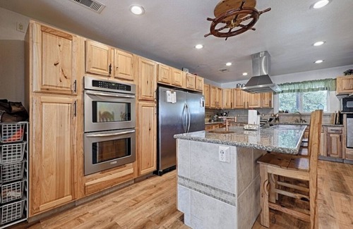 Quinlan House | Lakeside Retreat, Hot Tub and Private Fishing Deck
