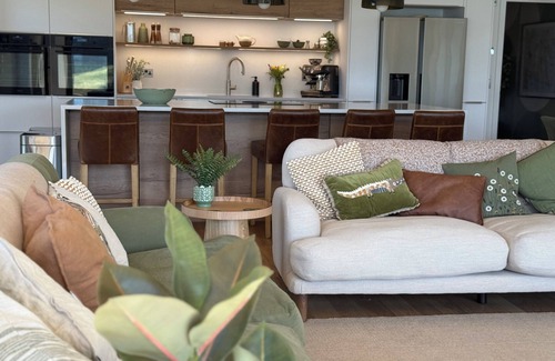 Holworth House | Lakeside retreat with hot tub, games room and on-site spa and pool