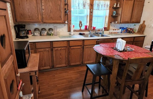 Ina House | Lakeside Shady Rest Home Away from Home blocks from Rend Lake and I57/I64