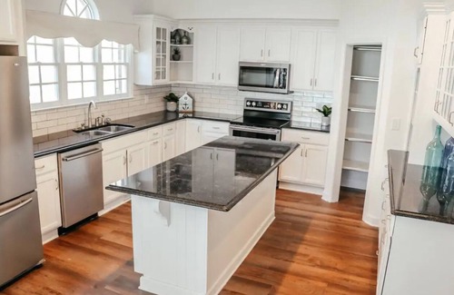 Tri-Cities House | Lakeside Spacious 5 Bedroom House!