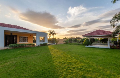 Khodala Villa | Lakeside Summers by StayVista - Mountain and Waterfalls view, Terrace, Pool & Snooker table for a perfect getaway
