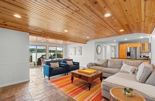 White Lake House | Lakeside Views Hot Tub Pet-Friendly