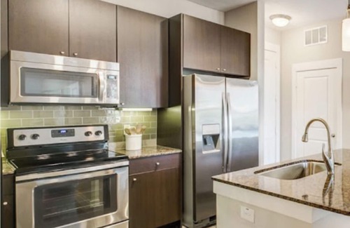 Las Colinas Apartment | Lakeside view, Toyota Music Factory,DFW Airport,Garden Tub,Walking trail