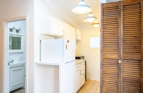 Jacksons Point Cottage | Lakeview 3-Story Family Cottage | 4BR Retreat in Georgina