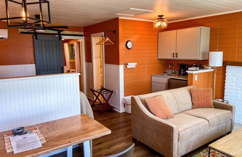 Lake Township Apartment | Lakeview Apartment #2 at Chimney Corners Resort