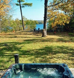Bobcaygeon House | Lakeview Cottage with Private Jacuzzi