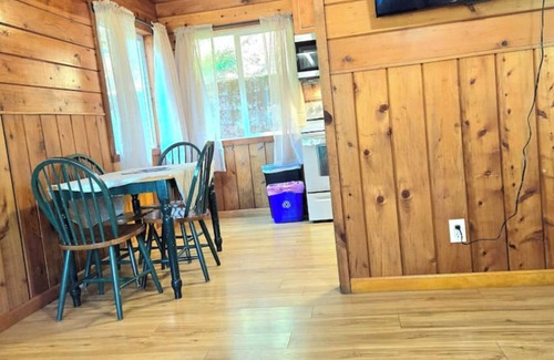 Chicago Park Cabin | Lakeview Country Cabin ~ Studio King Bed w/Futon