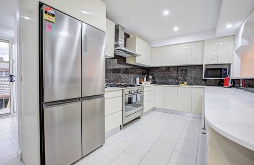 Amaroo House | Lakeview Family Retreat: Canberra-Cozy Townhouse!