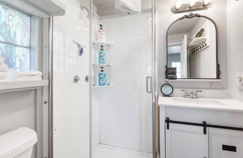 Rockaway Beach Cottage | Lakeview Historic Rockaway Beach Cottage - Boat Ramp