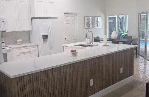 Crown Pointe House | Lakeview, Minutes from Beach & 5th Avenue!