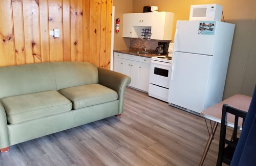 Christina Lake Hotel | Lakeview Motel