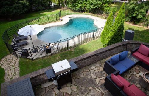 South Main Street House | Lakeview on Main Pool Fire Pit and Walkable