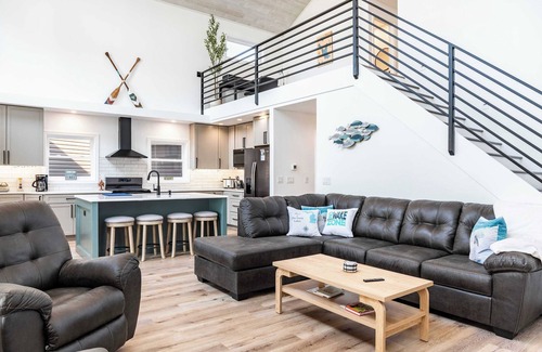 Brooklyn House | ‼️Lakeview Retreat‼️ | 6BR w/Hot Tub Bliss