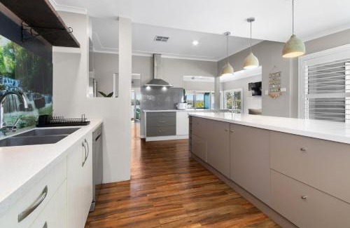 Speers Point House | Lakeview Retreat on the Esplanade