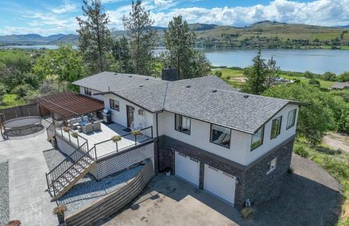 Vernon House | Lakeviews, big yard/deck, minutes to Silver Star/Golf/Wineries.