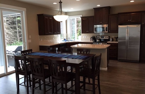 Amboy House | Lakewood Retreat: Peaceful, Relaxing, Secluded, With Hiking, Lakes, and Hot Tub!