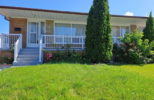 Malton House | Lala-Sea (5km/8min from Pearson airport; 250m to Westwood mall; 2.5km to GO)