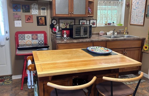 Maryville Cottage | “LaLa’s Place”Cozy, conveniently located country cottage, pets, carport,fire pit