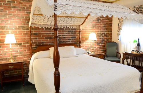 Hampton Hotel | Lamie's Inn and The Old Salt Restaurant