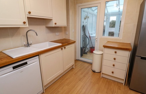 Mullion House | LAMORNA, character holiday cottage, with open fire in Mullion