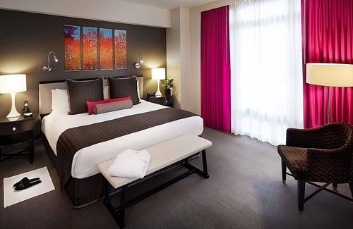 Rose Hill Hotel | Land Of Opportunity! Rooftop Pool, Pets Allowed, 0.5 miles from Empire State!