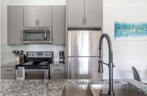 McNeil Apartment | Landing | Amazing 1BD, Gym, Pool