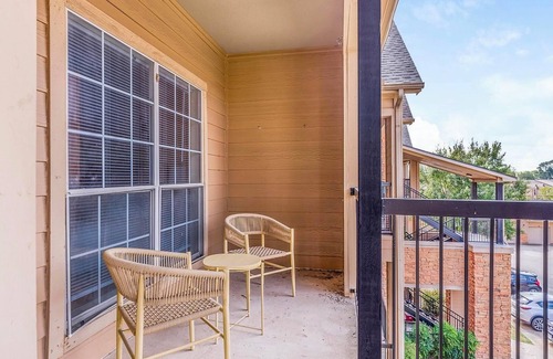 Southbelt/Ellington Apartment | Landing at Settlers Ranch - 2 Bedrooms in South.