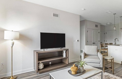 Lombard Apartment | Landing at The 450 - 1 Bedroom in Downtown Lombard