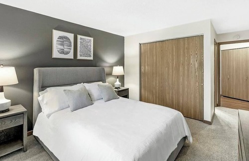 North Oaks Apartment | Landing at White Bear Woods - 2 Bedrooms in Downtown White Bear Lake
