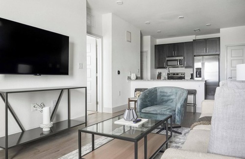 Austin Apartment | Landing | Beautiful 1BD, Gym, Pool