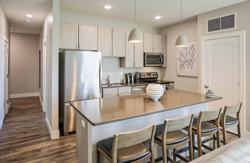 Newberry Apartment | Landing | Beautiful 1BD, Gym, Pool