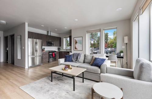 Hayden Island Apartment | Landing | Beautiful 1BD, Gym, Pool