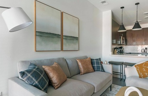 Richmond Apartment | Landing | Chic 1BD, Gym, Pool