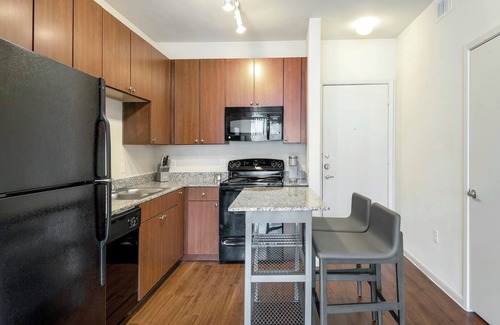 Webster Apartment | Landing | Modern 1BD, Gym