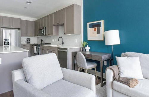 Houston Apartment | Landing | Stunning 1BD, Pool, Courtyard