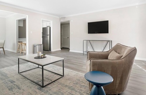 Homewood Apartment | Landing | Stylish 1BD, Gym, Pool