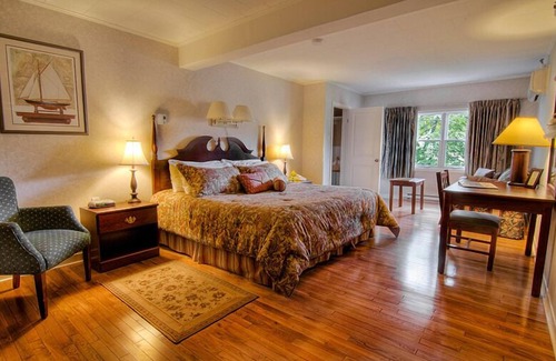 Queens Hotel | Lane's Privateer Inn