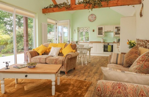 Broadwoodkelly Cottage | LANGDALE BARN, pet friendly, with open fire in Sampford Courtenay