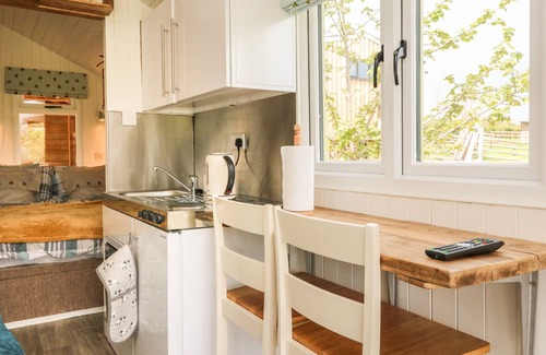 East Portlemouth Cottage | LANGDALE LODGE, pet friendly, with open fire in Sampford Courtenay