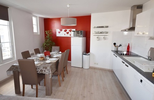 Laon Apartment | Laon - Duplex "Poppies" with Garden and Private Spa