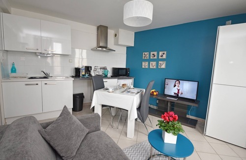 Laon Apartment | Laon Studio "Les Bleuets" on one level with garden and private spa