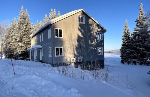 Slagnas House | Lapland Borealis Lodge with lake view