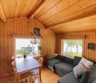 Mellanstrom Ski Chalet | Laplandliv cabin on the lake with hottub