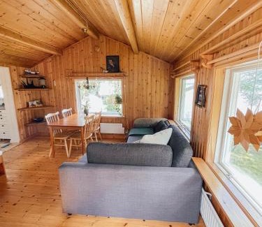 Mellanstrom Ski Chalet | Laplandliv cabin on the lake with hottub