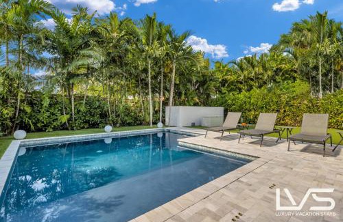 Lauderdale Beach House | LaPlaya- 5Bed Villa 1Min 2 Beach Heated Salt Pool