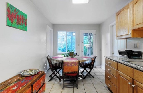 Berkeley House | Large 1 Bedroom Apartment, Home Theater, Fireplace
