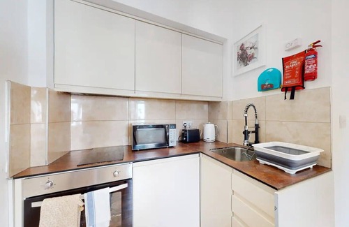 Friern Barnet Apartment | Large 1 Bedroom Near Central London, Alexandra Palace, New Southgate Arnos Grove