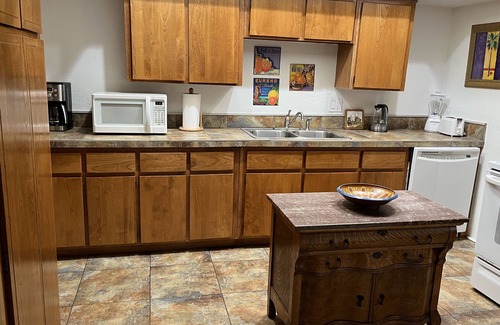 Altamont Manor Apartment | Large 1 BR apt. - just a 12-minute walk to Groceries, Downtown, Food & Shops!