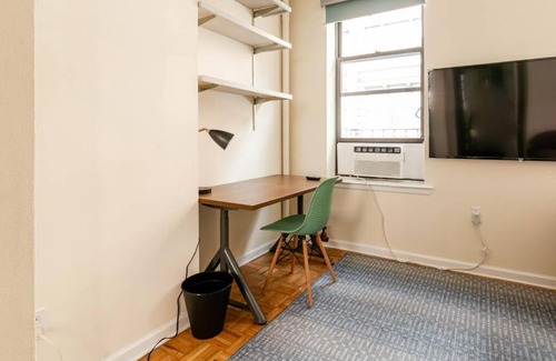 Little Italy Apartment | ✪ Large 2 Bedrooms ✪ Queen Beds ✪ Work Stations